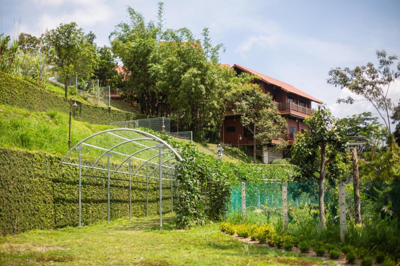 Red House The Garden Stay In Bukit Tinggi By Play Бентонг Екстер'єр фото
