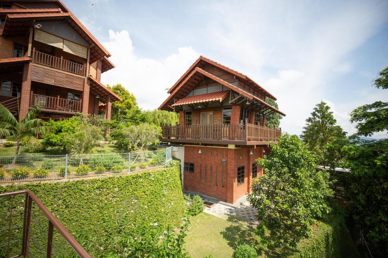 Red House The Garden Stay In Bukit Tinggi By Play Бентонг Екстер'єр фото